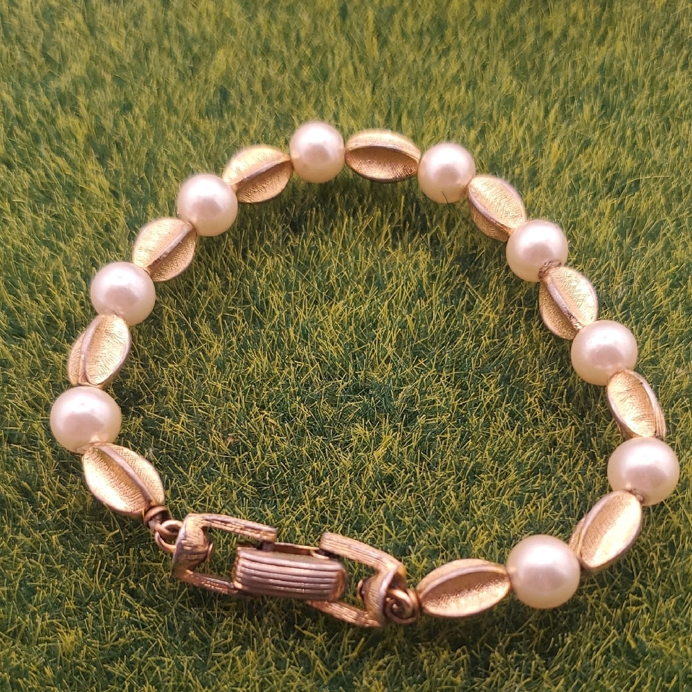 Crown Trifari Collectible Elegant Gold Tone and Pearl Bracelet B3402